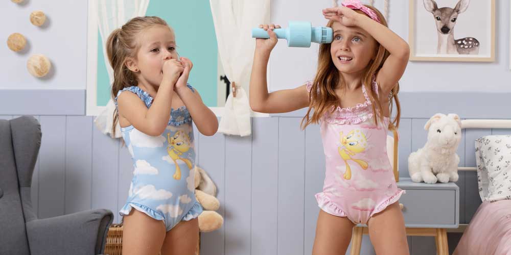 Stroje kąpielowe dla dziewczynek z kanarkiem Tweety, jednoczęściowe, bajkowe, różowe, niebieskie.
